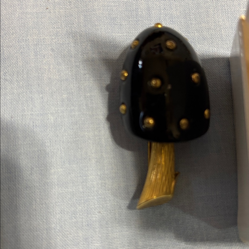 Vtg Black enamel and Goldtone Trifari Mushroom Brooch - Picture 2 of 3